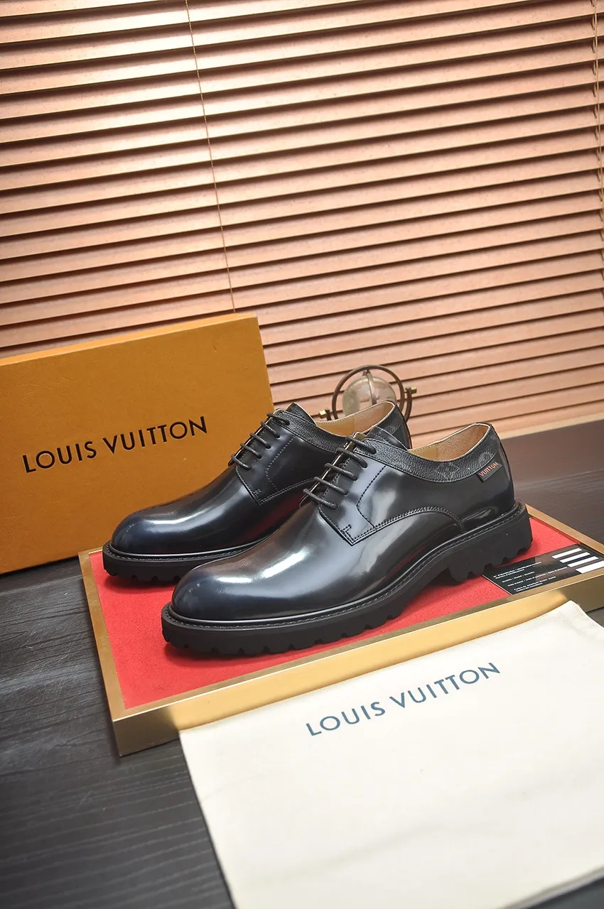 Men's men's shoes 💰560💶 [LV] (original single cowhide lining) 🍀LV's latest genuine leather business suit shoes are launched simultaneously on the official website. The first-layer cowhide imported from Italy is made of heavy gold, 💥1:1 rubber outsole from the official website. Versatile to wear, high-end without losing class, and the color combination is extraordinary. This four-season style is alluring when worn on your feet, showing off your big-name flair. Standard code 38-44 (45 customized)